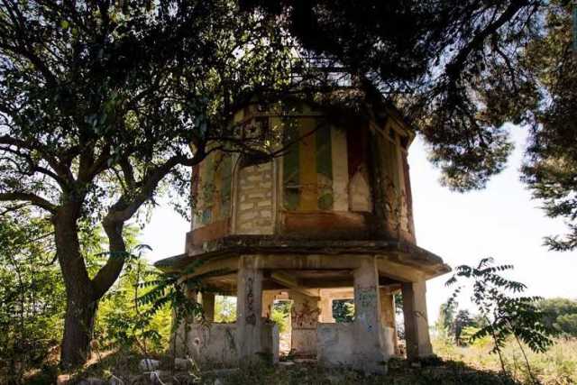 Bizzarra e colorata: � "la giostra", costruzione del 1930 che giace nell'agro di Acquaviva